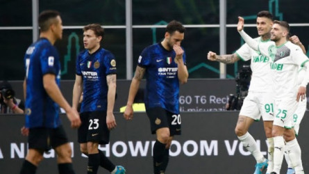 إنتر يسقط أمام ساسولو بثنائية ويتنازل عن صدارة الدوري الإيطالي