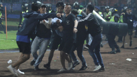  174 قتيلا في إندونيسيا بالحادث الأكثر دموية في تاريخ كرة القدم