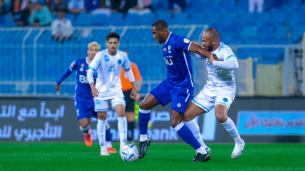 الشوط الأول.. حارس الباطن المتألق يجبر الهلال على التعادل