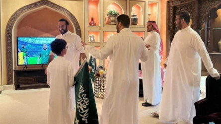 صور أعظم فرحة بالتاريخ.. ولي العهد يحتفل بفوز الأخضر ضد الأرجنتين