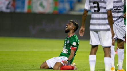 صورة| إغماء حكم مباراة الاتفاق والطائي.. ماذا حدث بعد 30 دقيقة؟