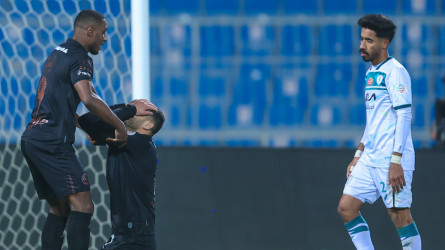 ضرب لاعبي الشباب وأخطاء الحكام تتكرر.. رسالة نارية