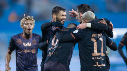 الشباب ينتزع صدارة دوري روشن بـثلاثية في الاتفاق