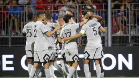 حارس باريس سان جيرمان يتجاوز الخطر بعد صراع مع الموت 