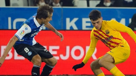 دي يونج يحصد لبرشلونة فوزا صعبا على ألافيس بالدوري الإسباني