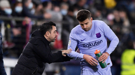 الظهور الأول لبيكيه مع نجوم برشلونة بعد اعتزال كرة القدم