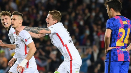 برشلونة - فرانكفورت تفاصيل خيانة جماهير برشلونة للفريق.. بثمن بخس