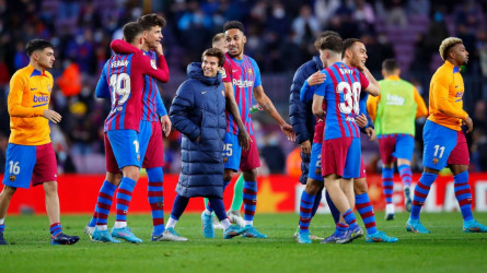 من أجل المشاركة.. تشافي يطالب نجم برشلونة بذلك الأمر