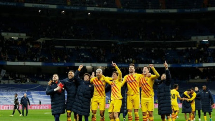 نجم ريال مدريد الفاشل يحتفل مع نجوم برشلونة برباعية الكلاسيكو