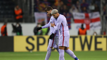 شوط أول سلبي بين برشلونة وفرانكفورت.. إصابة وركلة جزاء ملغية