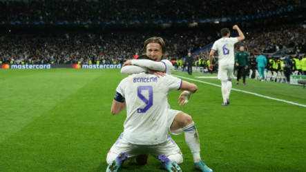 هدية بسيطة.. لماذا طلب بنزيما قميص مدافع تشيلسي جيمس؟