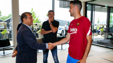 بوسكيتس ولابورتا لابورتا يعترف عل الهواء: كلنا نريد تجديد عقد بوسكيتس في برشلونة