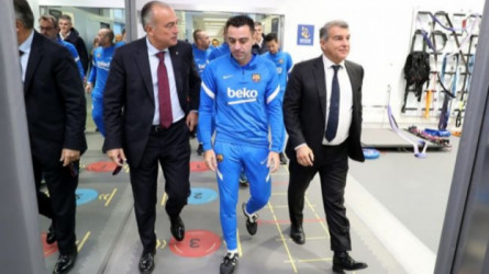 تشافي - لابورتا لابورتا يضع تشافي في أزمة كبرى مع نجوم برشلونة