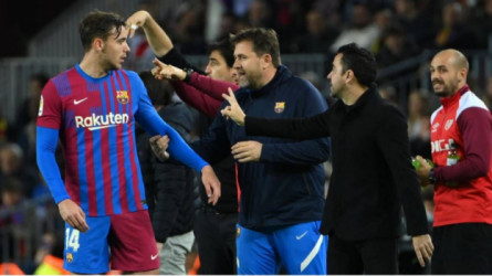 كواليس رحيل نجم برشلونة.. تشافي أنقذ لابورتا