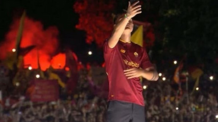 مظاهرة حاشدة.. روما يقدم ديبالا للجماهير ورد فعل صادم للأرجنتيني