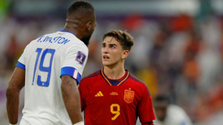 مشاكس برشلونة يخلق التوتر داخل إسبانيا.. لقطة مثيرة وتدخل عنيف