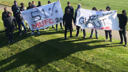 صور| جلازرز أوت.. مظاهرات حاشدة لجماهير مانشستر يونايتد الغاضبة