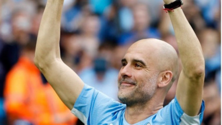 جوارديولا يتحدث عن مدافع مانشستر يونايتد القصير قبل الديربي