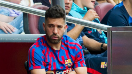 هل تسبب تشافي في طرد جوردي ألبا من برشلونة؟.. هذه هي الحقيقة