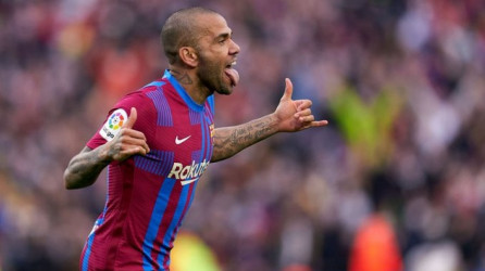 إلى منافس برشلونة.. ألفيس يوافق على عرض بوماس المكسيكي