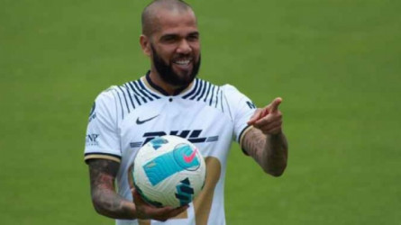 داني ألفيس يودع جماهير برشلونة للمرة الأخيرة في كامب نو 