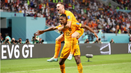 قطر 2022| فرحة الأب والابن ودموع أمريكا في ليلة تأهل هولندا صور