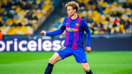 تشافي في حيرة.. دي يونج يتحكم في مستقبل نجم وسط برشلونة