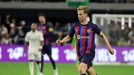 أسطورة مانشستر يونايتد يحرض دي يونج ضد برشلونة بإجراء قانوني 