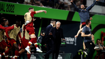 مورينيو يصنع التاريخ.. روما يتوّج بأول لقب أوروبي على حساب فينورد