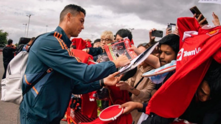 الأزمة تشتعل.. أسطورة يونايتد يثور غضبا لطرد الفاشل رونالدو