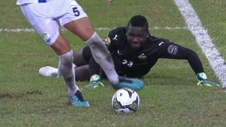 الأحزان تحاصر حارس ساحل العاج.. وفاة والده في ليلة الخطأ الكارثي