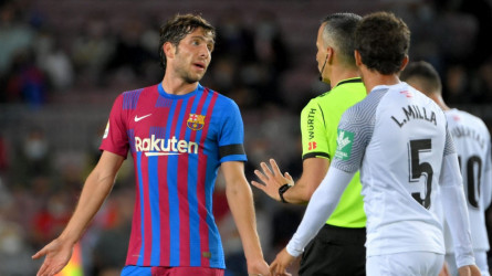 برشلونة يخطط لتجديد عقد القائد الثالث لمدة عامين