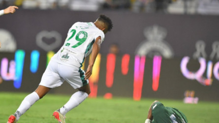 غريب يواصل إثارة الجدل بـصورة عن الأهلي