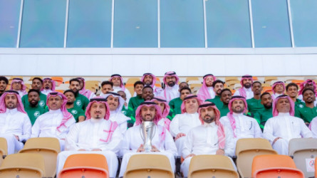 بالصور| وزير الرياضة يحتفل مع الأخضر بكأس آسيا