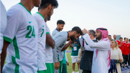 بالصور| الفيصل يشيد بالأخضر ويسلم فضية التضامن الإسلامي