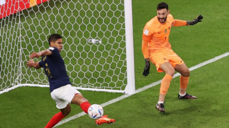 مفاجأة 2024.. مانشستر يونايتد يقرر طرد فاران مجانا