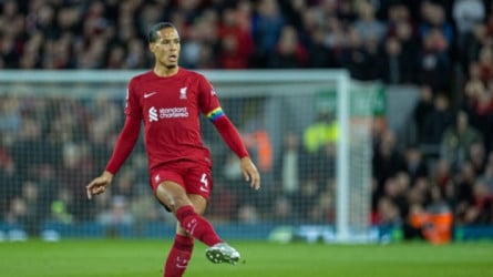 فيديو| شاهد فان دايك يخطف الأنظار بلفتة إنسانية مع أطفال الراحل جوتا