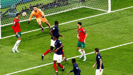 مذبحة تحكيمية ضد المغرب أمام فرنسا.. والركراكي يرد بـقرار عالمي