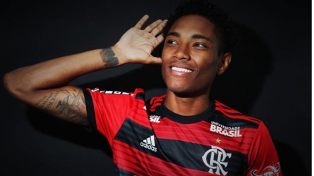 كل شيء وارد.. وكيل فيتينيو يرد على عرض الهلال