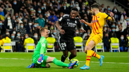 جارسيا يهين فينسيوس في كلاسيكو ريال مدريد وبرشلونة.. ماذا قال؟