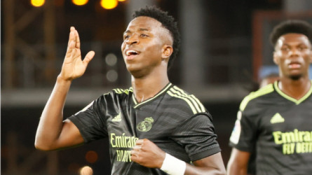 نجم أرسنال يدعم فينيسيوس على طريقته الخاصة في مواجهة برينتفورد
