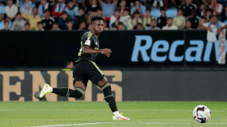 رئيس أتلتيكو مدريد يعلق على احتفال فينيسيوس الراقص بطلب غريب