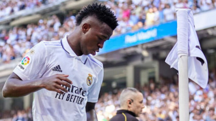 قبل الديربي.. درس خاص من فينيسيوس لرئيس أتلتيكو مدريد في الرقص