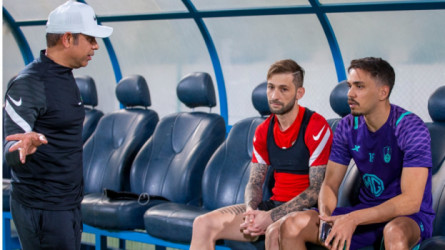 كارلوس إدواردو في تدريبات شباب الأهلي قبل الصدام الآسيوي