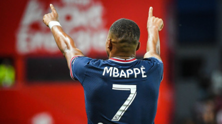 فيديو.. كيف استقبلت جماهير البرنابيو مبابي قبل لقاء ريال وباريس؟