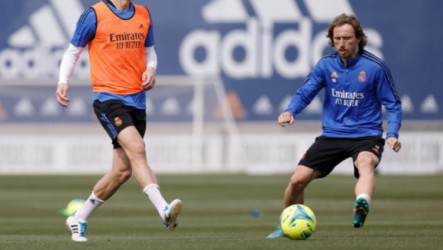 بيريز يرفض طرد مودريتش من ريال مدريد مثل الخائن راموس