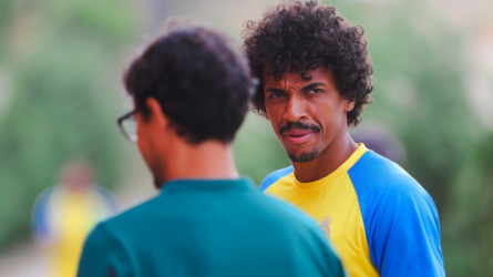 جوستافو لاعب فاشل.. رد مثير من نجم النصر