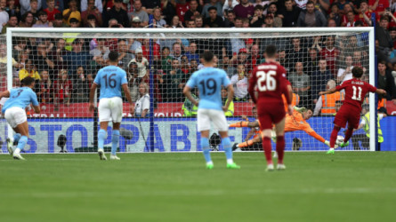 اللقب المفقود.. ليفربول يخطف الدرع من مانشستر سيتي