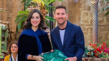 نجمة المنتخب السعودي مع ميسي.. وتوجه له رسالة خاصة