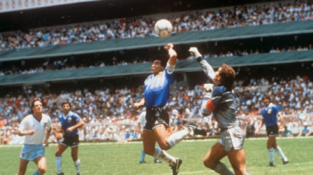 كرة مارادونا الشهيرة.. كم تساوي الآن؟